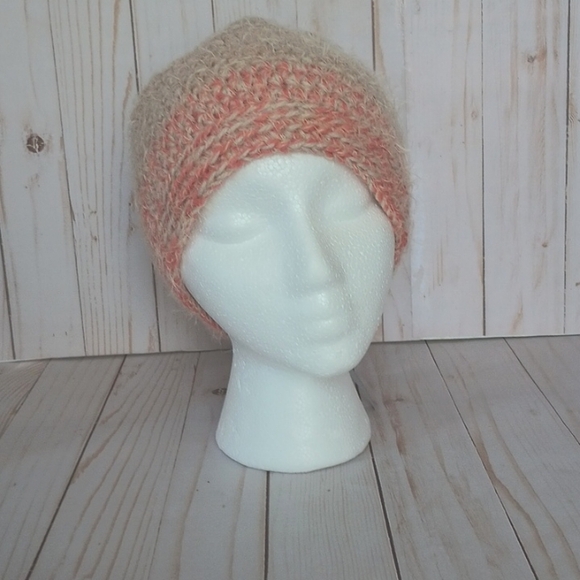 Hand crocheted beanie with faux fur pom - Picture 1 of 6